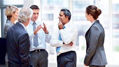 دراسة تكشف مفاجأة عن فائدة الوقوف على الأقدام أثناء اجتماعات العمل