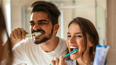 هل يجب التخلص من فرشاة أسنانك بعد تعافيك من كورونا؟.. طبيبة تحسم الجدل