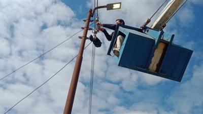 صيانة أعمدة الإنارة في أبوصوير بالإسماعيلية .