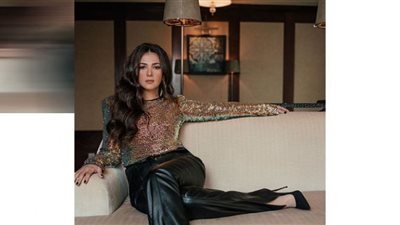 بزي كلاسيكي.. دنيا سمير غانم تشعل مواقع التواصل الاجتماعي (صور)