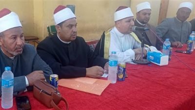 بحضور ١٠٠٠ إمام وخطيب .. وكيل أوقاف قنا يعقد إجتماعاً تنسيقيا بالمسجد العمرى بقوص