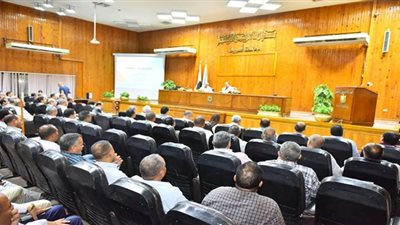 محافظ أسيوط لرؤساء المراكز والأحياء والقرى: أنتم مسئولون عن توريد القمح وتفعيل لجان حصر المساحات