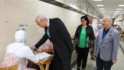 رئيس جامعة المنوفية يتفقد لجان امتحانات كليات الجامعة