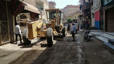 الأجهزة التنفيذية بالشرقية تشن حملة نظافة وتسوية لشوارع قرية المنير بمشتول السوق
