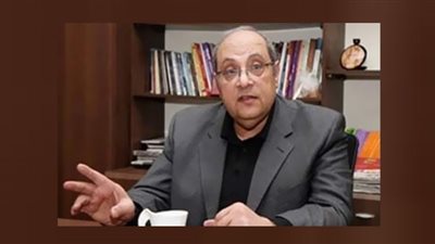 طبيب مصري ببريطانيا محذرًا من أوميكرون: مفيش حاجة اسمها دور برد| خاص