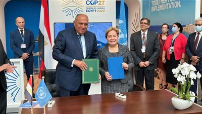 وزير الخارجية يوقع اتفاقية استضافة مصر للدورة ٢٧ لمؤتمر الأطراف في شرم الشيخ