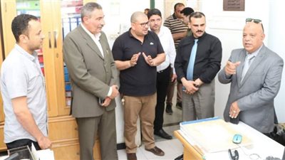 رئيس هيئة ميناء دمياط يجرى جولة تفقدية بمختلف الإدارات