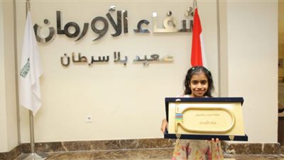 صور| على روح جدها.. طفلة تتبرع بـ