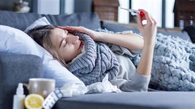 عضو تنتقل من خلاله عدوى أوميكرون لجسم الإنسان.. طبيب يكشف مفاجأة