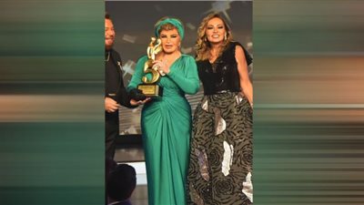 صفية العمري تتألق بفستان ساحر خلال تكريمها بمهرجان الزمن الجميل في بيروت