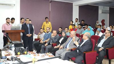 رئيس جامعة الدلتا التكنولوجية يشهد مشاريع الطلاب التطبيقية