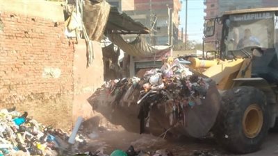 صور.. رفع المخلفات من شارع المناولة بسوق طرة