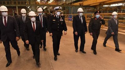 وزير الدولة للإنتاج الحربي يتفقد خط إنتاج الصلب المدرع بمصنع 100