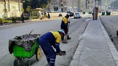 صور.. حي حلوان يشن حملة نظافة بطريق الأوتوستراد
