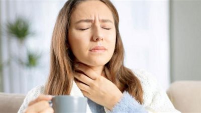 هل التهاب الحلق يعني الإصابة بمتحور أوميكرون؟.. طبيب يحسم الجدل