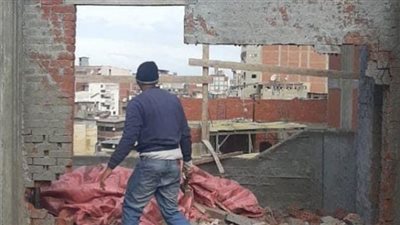 صور.. إزالة اشغالات المقاهي بشوارع دمياط في حملة مكبرة