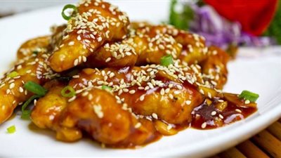 لعشاق التجديد.. طريقة عمل دجاج بصوص العسل والمستردة