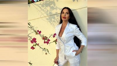 شاهد.. لاميتا فرنجية تستعرض أنوثتها بفستان شفاف على أحد الشواطئ