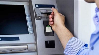 رسوم السحب والاستعلام عن الرصيد من ماكينات ATM