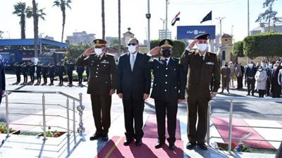 محافظ الشرقية ومدير الأمن يضعان إكليلاً من الزهور على النصب التذكاري لشهداء الشرطة