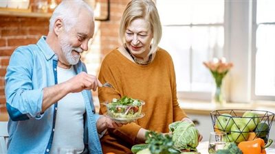 فيتامين شهير يقلل خطر الوفاة ويُطيل عُمر المسنين فوق 70 عامًا
