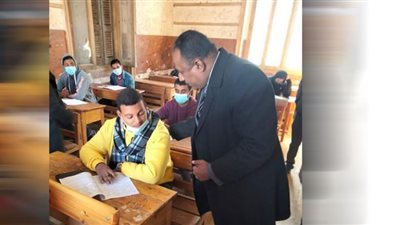 مدير تعليم نجع حمادى يتفقد عددا من لجان الامتحانات