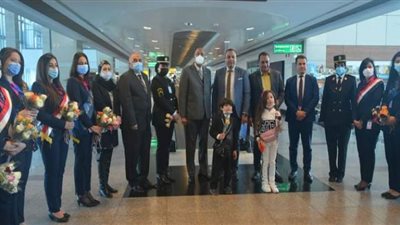 ميناء القاهرة الجوي تحتفل بعيد الشرطة بتوزيع الورود داخل الصالات