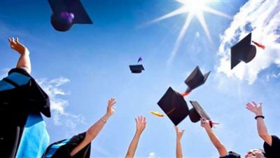 تفاصيل المنح الدراسية المقدمة لـ 140 طالبًا على مستوى الجامعات (فيديو)