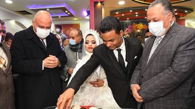 محافظ قنا وكيلا لعروس دار الرحمة بنجع حمادي خلال عقد قرانها