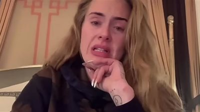 صور.. أديل ترفض الغناء وسط حمام سباحة.. والغضب يسيطر على جمهورها