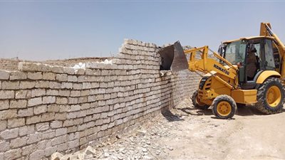 إزالة 17 حالة تعد وبناء مخالف على أراضي زراعية وأملاك دولة بالجيزة.. صور