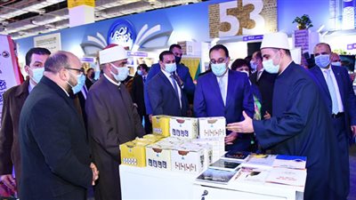 رئيس الوزراء يتفقد جناح المجلس الأعلى للشئون الإسلامية بمعرض الكتاب