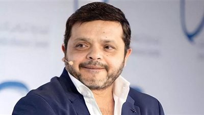 كل القلوب إلى الحبيب تميل.. محمد هنيدي يؤدى مناسك العمرة