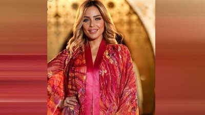 موف في برتقالي.. ريم البارودي تواكب موضة ألوان ربيع وصيف 2022