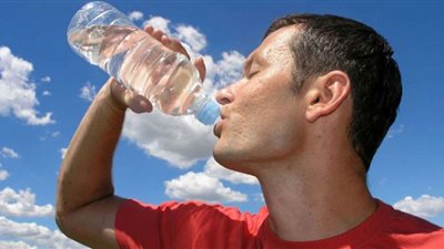 طبيبة تكشف العواقب الخطيرة لنظام الشرب غير الصحيح في الصيف