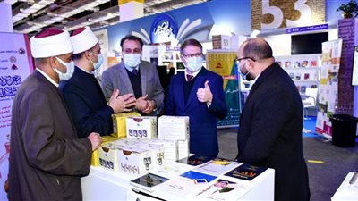 مدير المراكز الثقافية الروسية يشيد بإصدارات الأوقاف المترجمة بمعرض القاهرة للكتاب