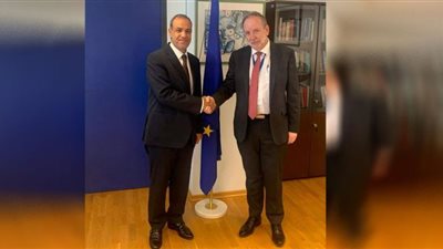 السفير المصري ببروكسل يبحث مع مسؤولي الاتحاد الأوروبي التعاون بمجالات الطاقة والأمن الغذائي