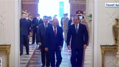 (فيديو) السيسي يستقبل رئيس مجلس القيادة الرئاسي بالجمهورية اليمنية