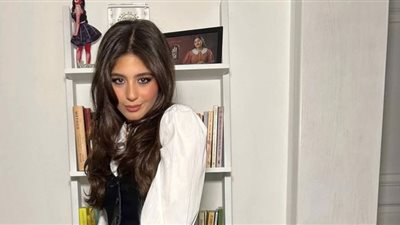 مايان السيد تتألق ببدلة عصرية مواكبة لموضة ربيع وصيف 2022