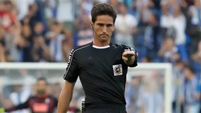 مونييرا حكم قمة الأهلي والزمالك..شخصية قوية وعاشق للبطاقات الحمراء