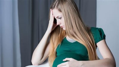 لماذا يظهر الدم فى البراز أثناء الحمل؟ طبيب يكشف مفاجأة