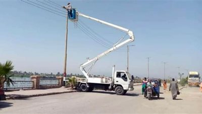 تركيب وإصلاح 123 كشاف إنارة بشارع الكورنيش ووسط مدينة دشنا