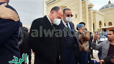 نشأت الديهي ينهمر في البكاء في جنازة ياسر رزق.. صور