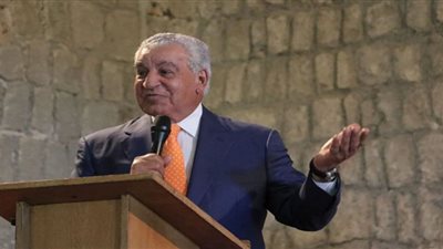 بتسليمه درع مفتاح المدينة.. عمدة 