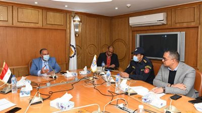 قنا تبحث خطة طموحة لتطوير صناعة العسل الأسود لتصديره للخارج