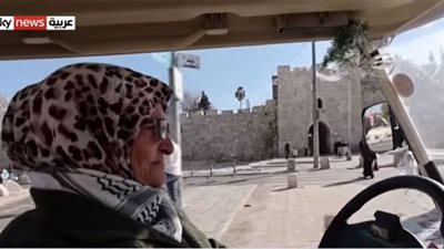 مسنة فلسطينية تشتري 