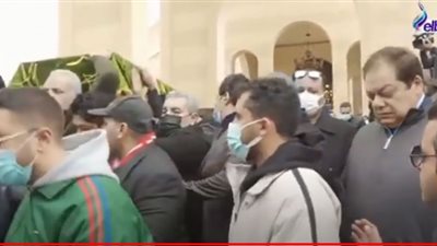 (فيديو) خروج جثمان الكاتب الصحفي الكبير ياسر رزق من مسجد المشير بعد صلاة الجنازة