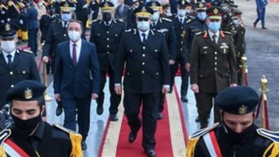 محافظ الإسكندرية يضع إكليلًا من الزهور على النصب التذكرى لشهداء الشرطة