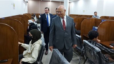 رئيس جامعة بنها يتفقد لجان الامتحانات بـ 6 كليات