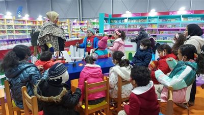 صور.. إقبال ضخم على ركن الطفل بمعرض الكتاب